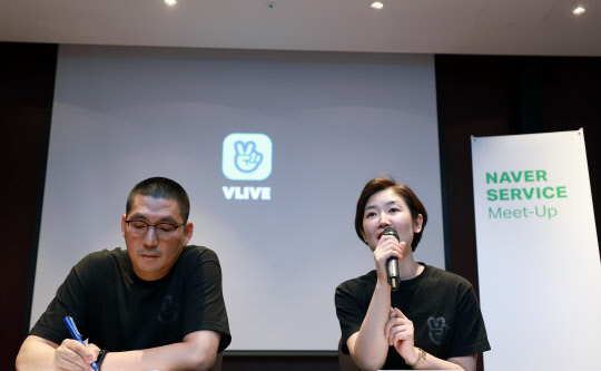 23일 서울 중구에서 진행된 네이버 서비스 밋업 행사에서 브이라이브 박선영 CIC 공동대표(오른쪽)와 장준기 CIC 공동대표가 기자들의 질문에 답하고 있다.  네이버 제공